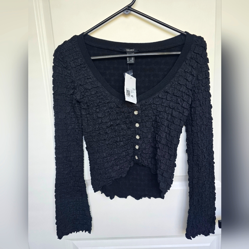 Forever 21 Black Textured Button-Up Long-Sleeve Crop Top Size XS. NWT
